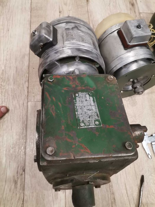 Электродвигатель с редуктором