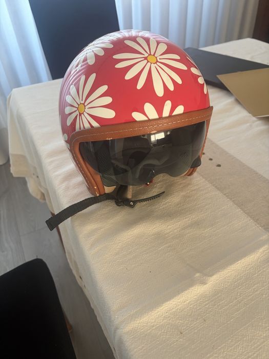 Vendo capacete mota “Agatha Ruiz de la Prada”.