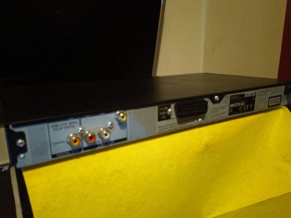 Leitor de dvds e CDs Sony com comando