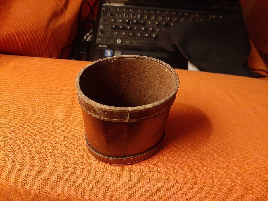 Três Porta canetas antigos em couro,  pele. e plástico duro.novos..