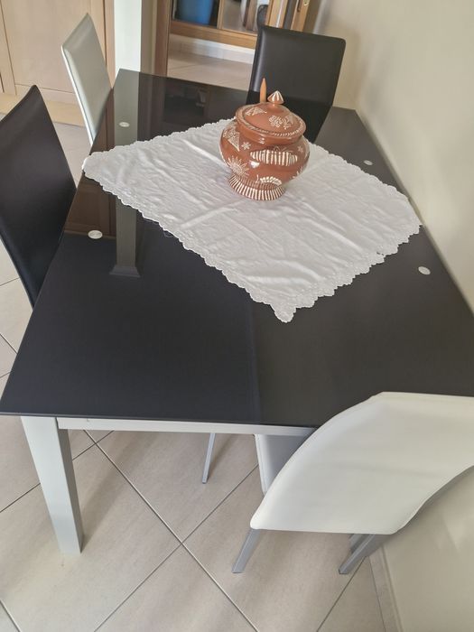 Mesa de sala com quatro cadeiras