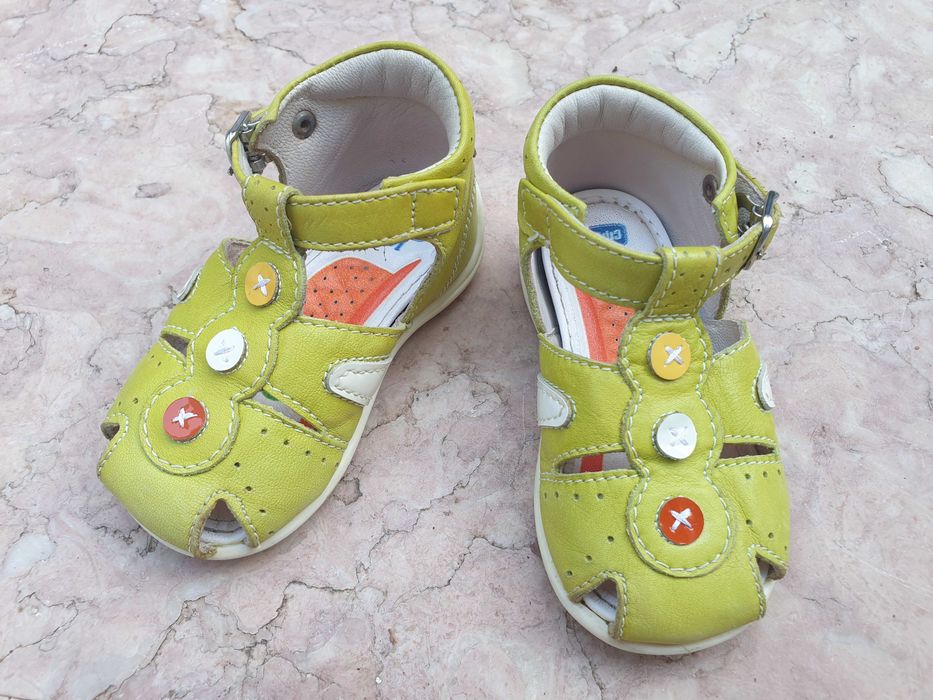 Sandálias para bébé tamanho 19
