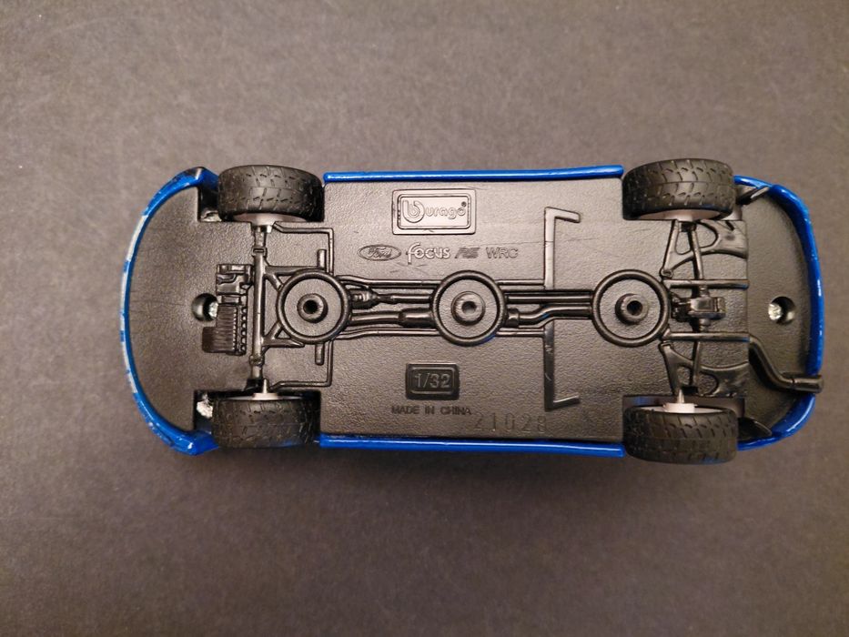 Ford Focus da Burago na escala 1.32