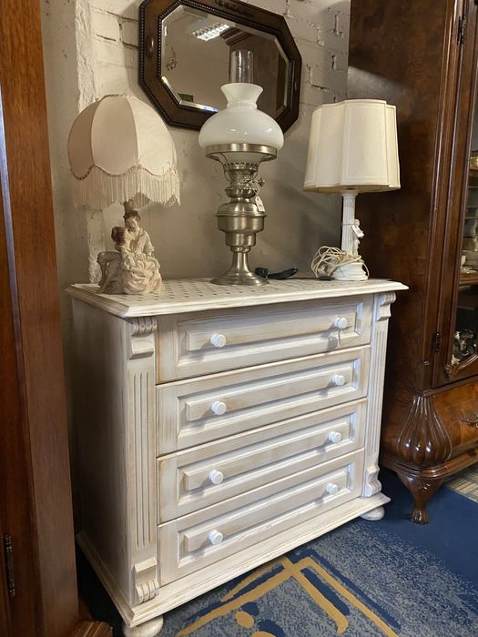 Drewniana bielona szafa- bieliźniarka