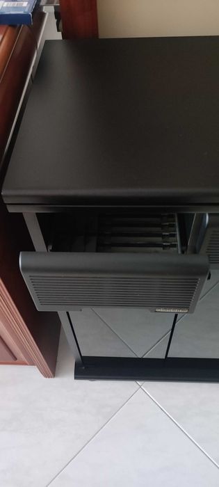 Mesa/suporte para TV com arrumação