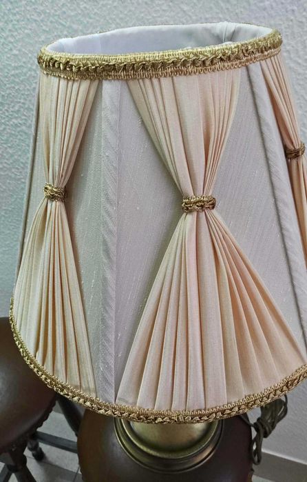 Candeeiro dourado com Abat-jour plissado bege