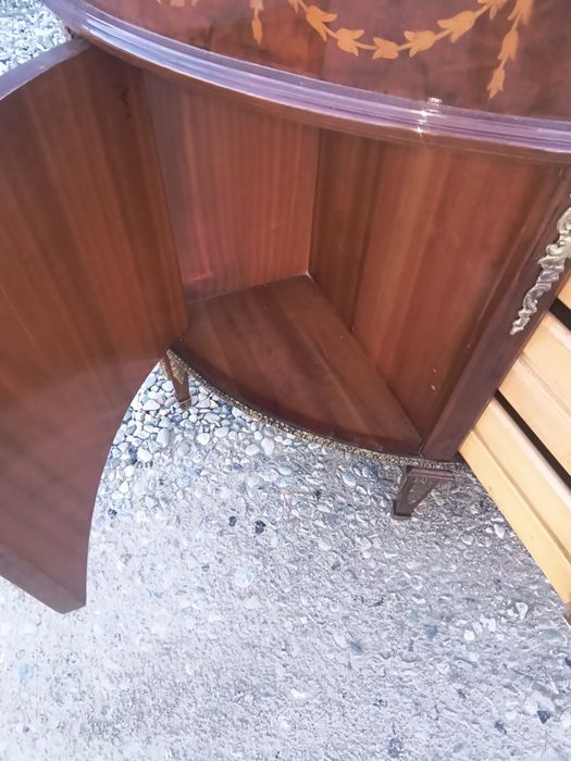 Komoda w stylu neoklasycznym