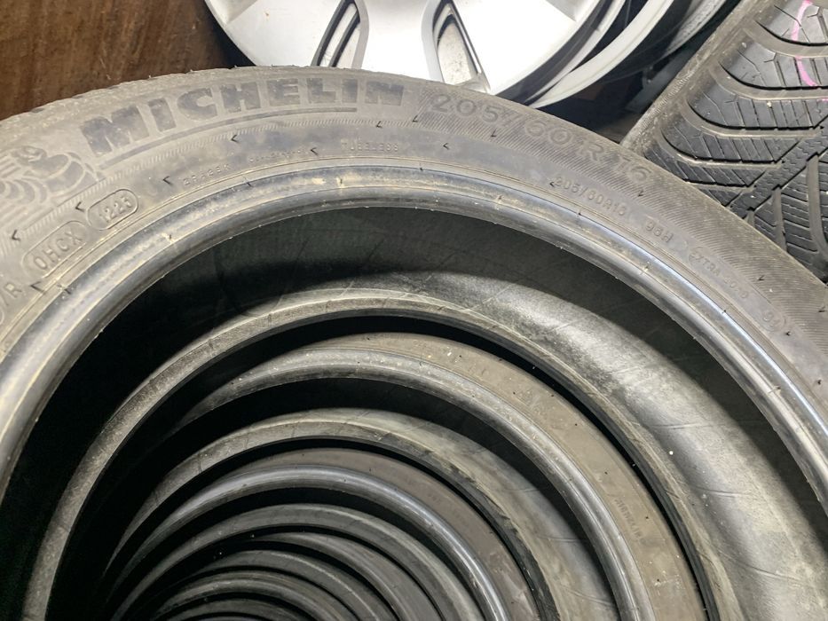 Шини б/у  всесезоні 205/60 16 Michelin Cross Climate