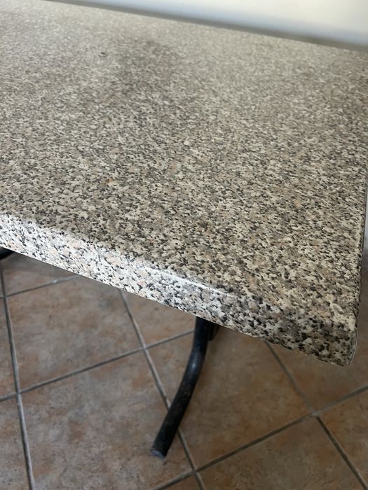 Mesa com tampo em granito/pedra e pés metálicos – 110 x 70 cm