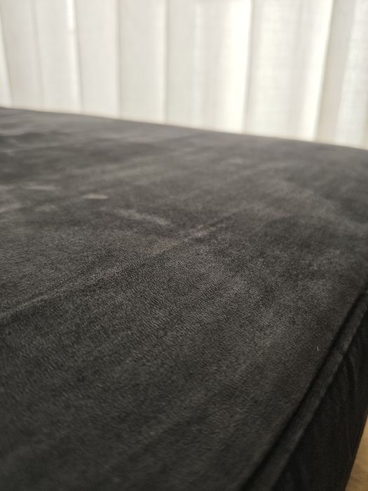 Sofá Aquinos preto com chaise longue