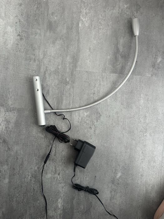 Lampa ścienna biurkowa nowa regulowana na różne strony srebrna