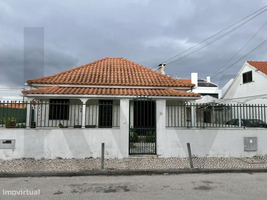 Moradia T2 com anexo, garagem e jardim