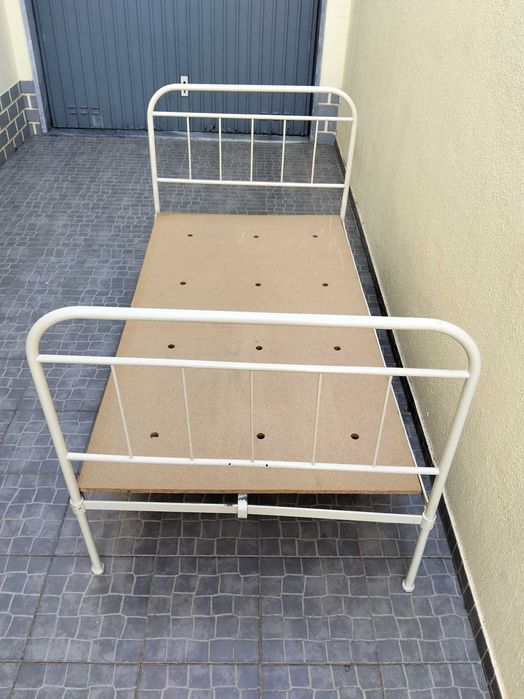 Cama de ferro clássica de corpo e meio com estrado e colchão molaflex