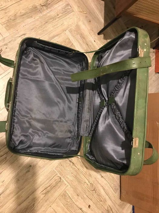 Чемодан из коже заменителя