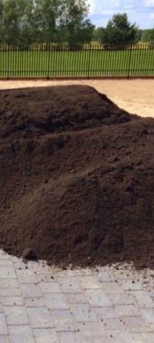 Ziemia ogrodowa siana humus pod trawę i tereny zielone.