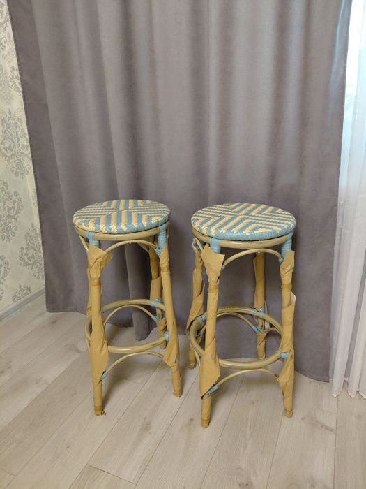 Красиві стільці для відпочинку.