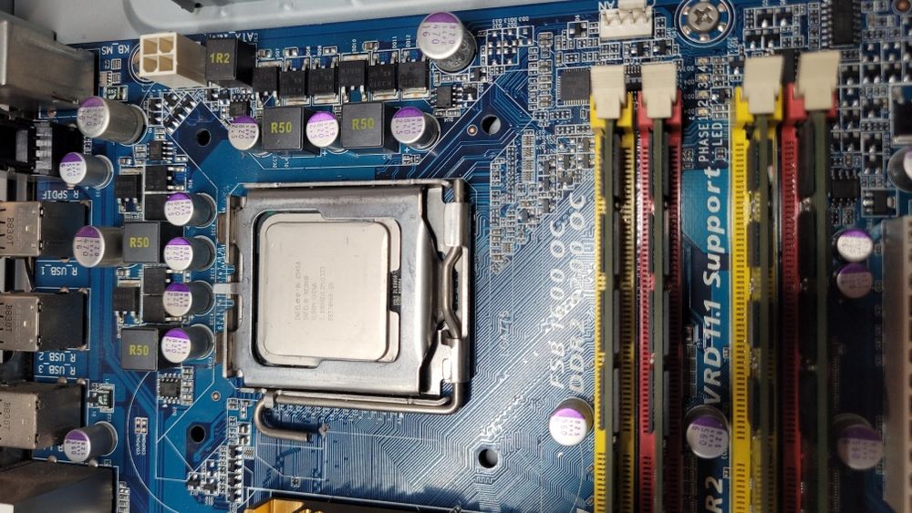 продам комплект процесор  xeon 5450. 3 ГГц материнська плата , пам'ять