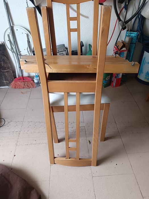 Mesa de madeira com cadeiras