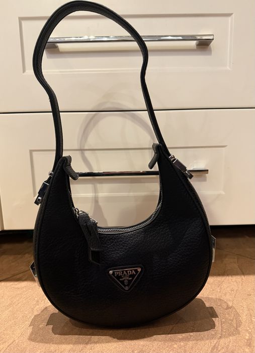 Torebka bagietka czarna Prada Hobo