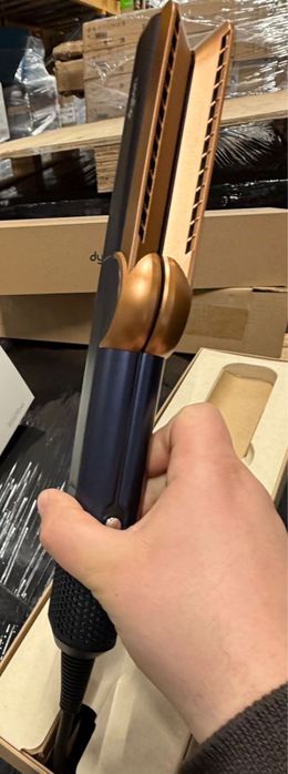 Dyson Airstrait - новий випрямляч для волосся