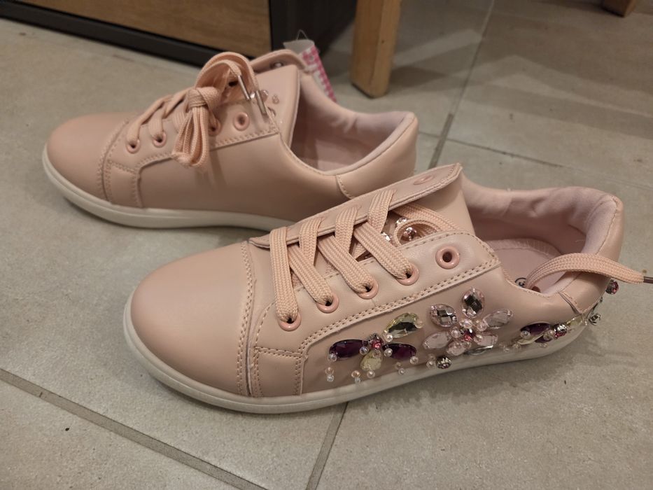 Pudrowy roz adidasy z oczkami