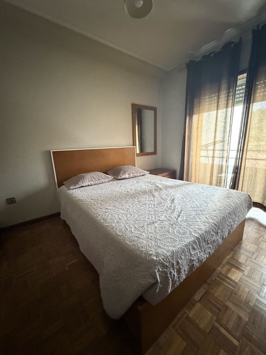 Quarto de Casal Completo em Madeira – Cama + Colchão + 2 Mesas de Cabeceira + Cómoda