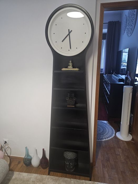Estante ikea com relógio  como nova