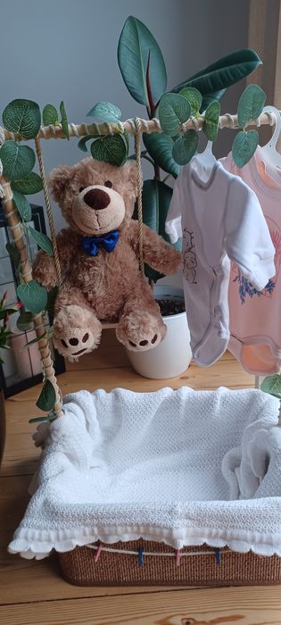 koszyk ptezentowy z misiem na huśtawce