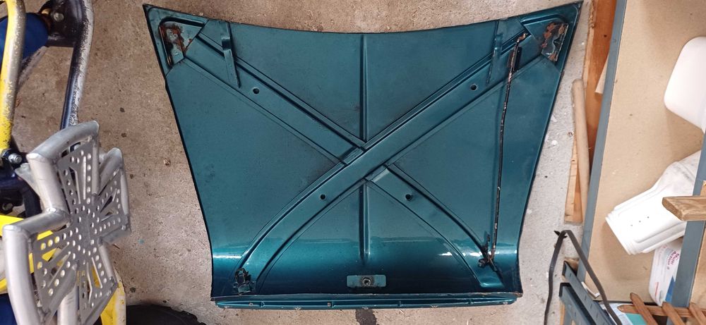 Capô de mini 1000. Em estado razoável como  se vê nas fotos