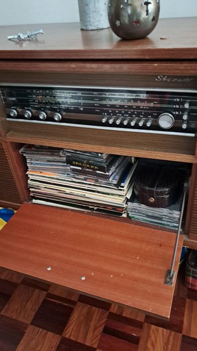 Aparador com aparelhagem