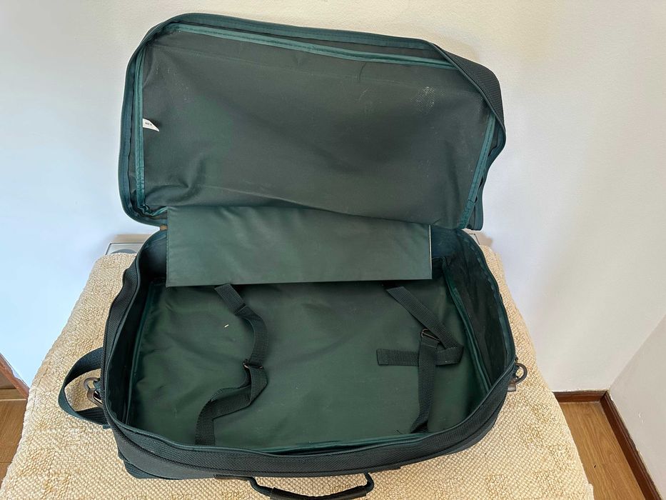 Mala de viagem à tiracolo