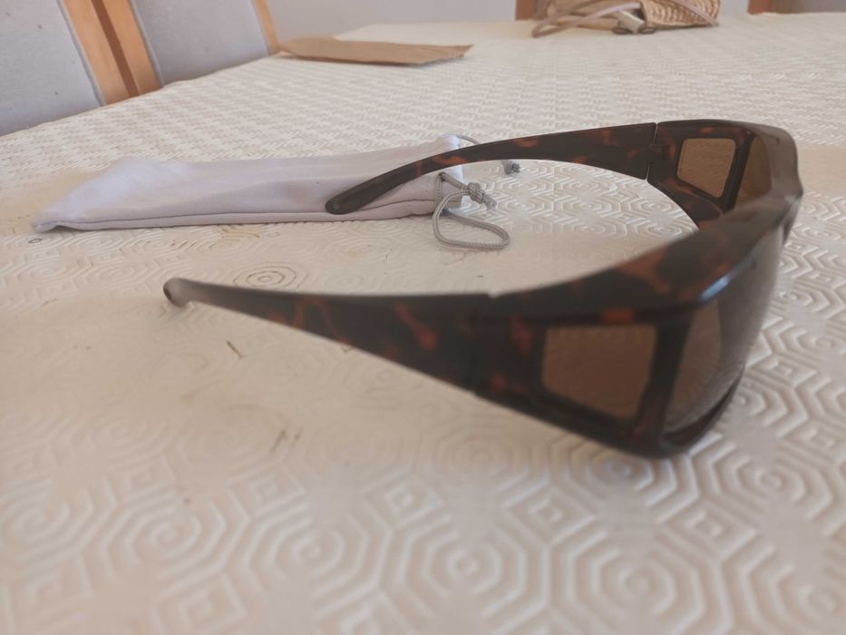Oculos de sol Polaroid castanhos. Oferta de bolsa da marca