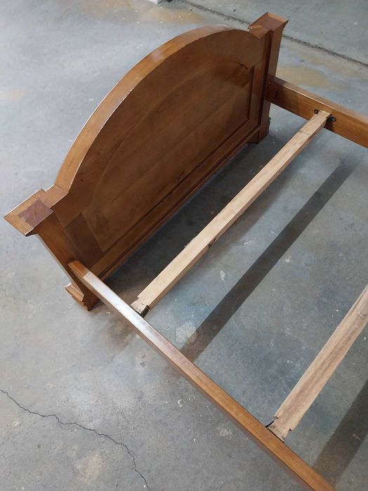 Cama em madeira como nova