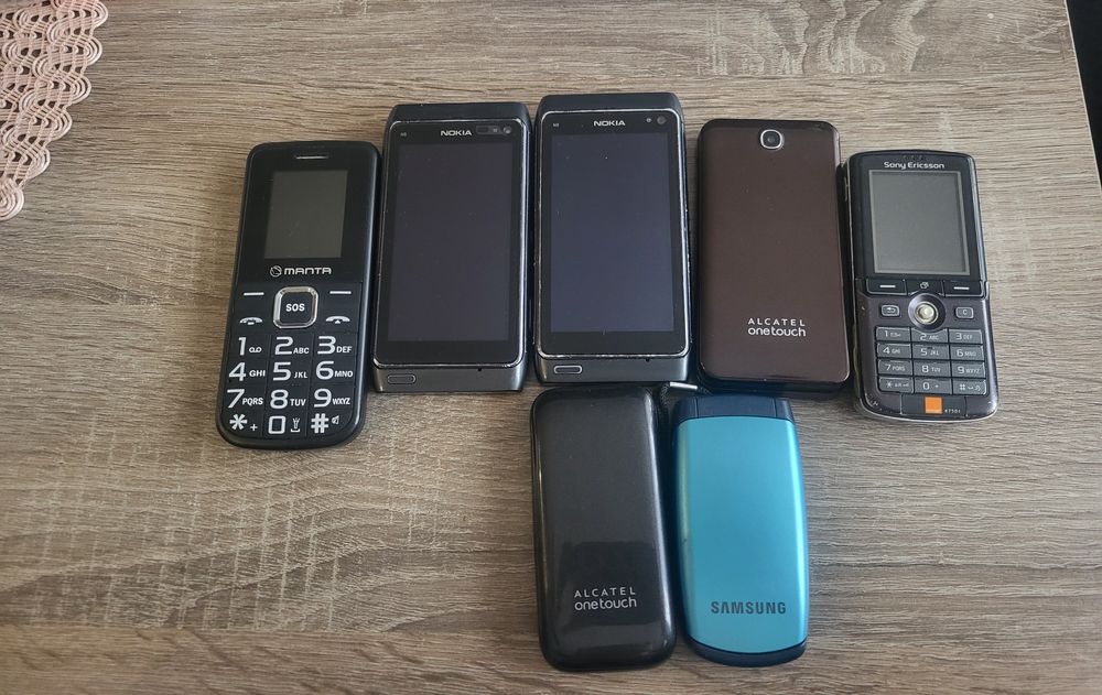 Telefony stare z klapką i bez