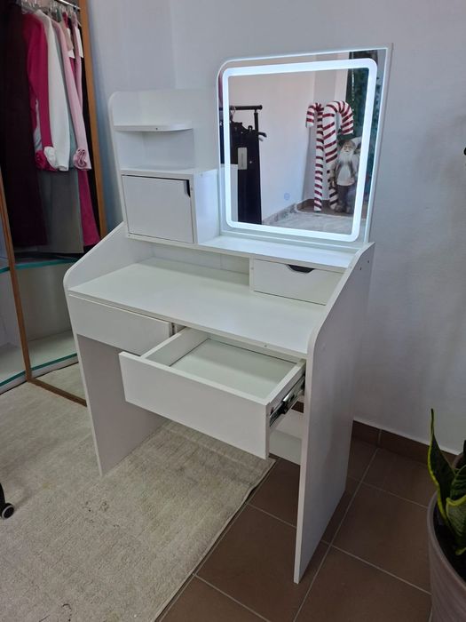 Toaletka kosmetyczna z podświetlanym  lustrem