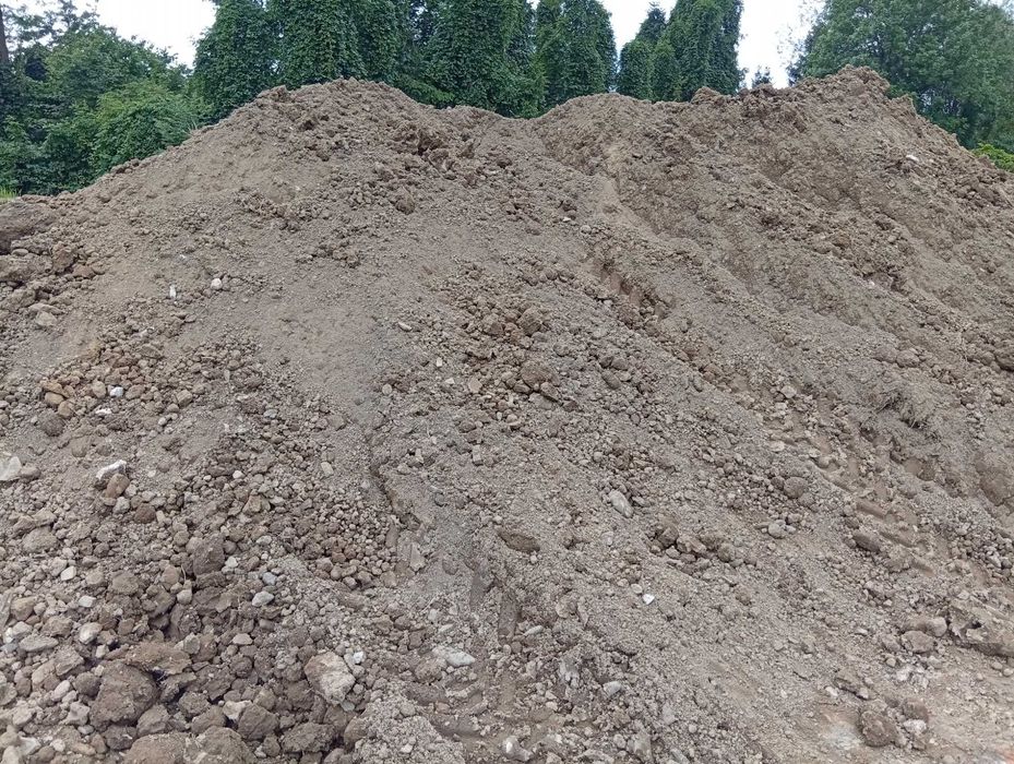 Ziemia , ziemia ogrodowa , ziemia wierzchnia warstwa spod parkingu.