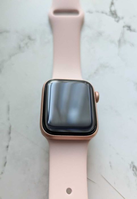 Без подряпин гарні Apple Watch SE 40 Gold в оригінальному стані