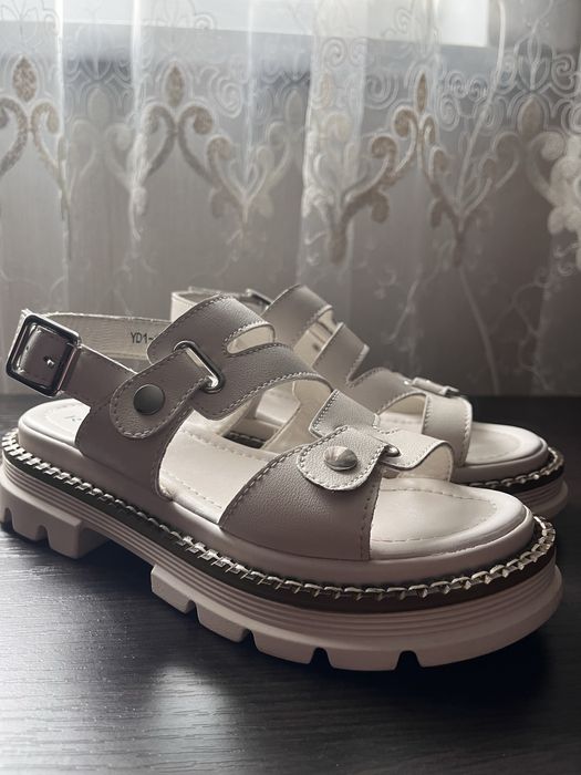 Бежеві босоніжки 37 розмір