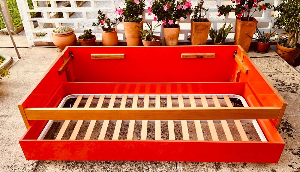 Cama de casal com cama extra em gaveta inferior