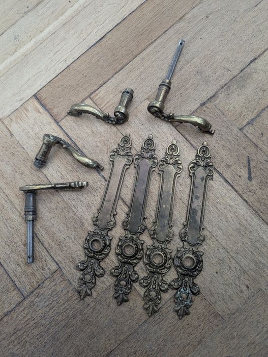 Mosiężne klamki i szyldy neorokoko komplet na 2 pary drzwi