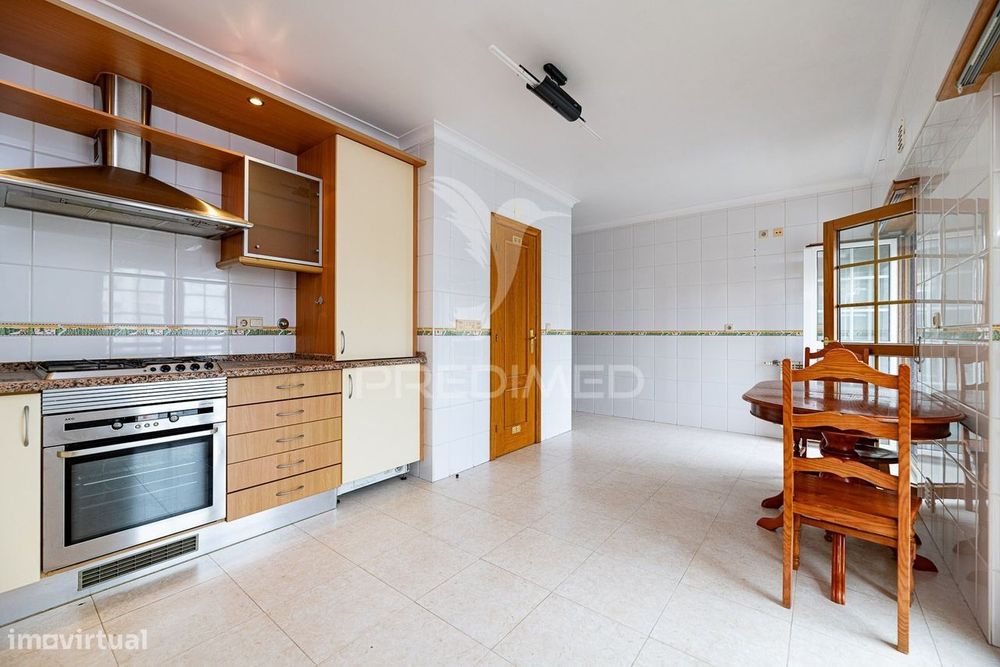 Apartamento T2 com parqueamento e arrecadação - Vialonga