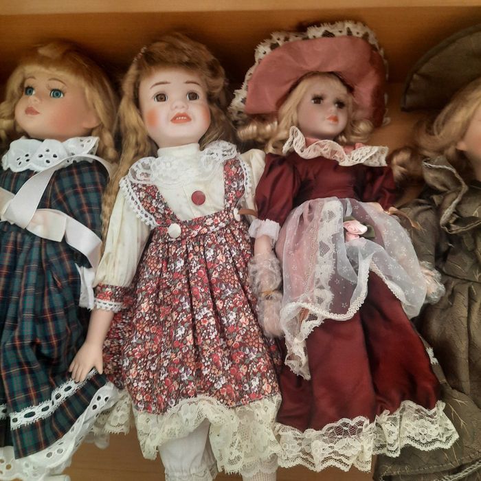 7 Bonecas de porcelana.