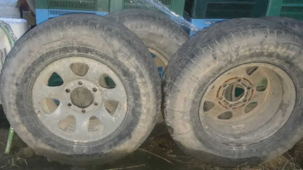 Opony  terenowe 235x75R15