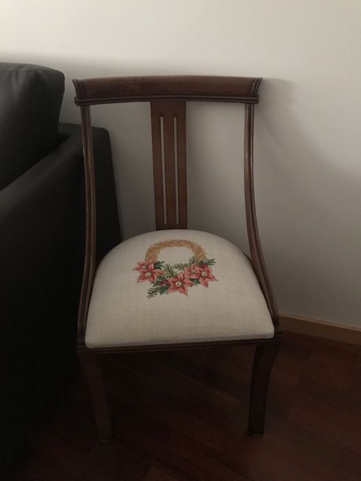 Cadeira de quarto em madrira de cerejeita e com tampo bordado