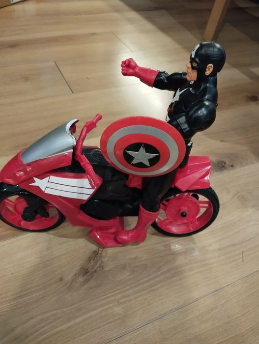 Kapitan Ameryka na motorze