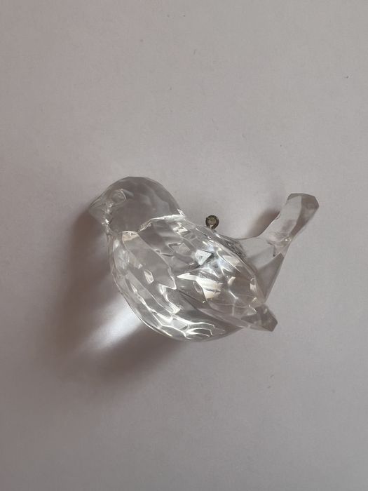 Прозора статуетка пташка