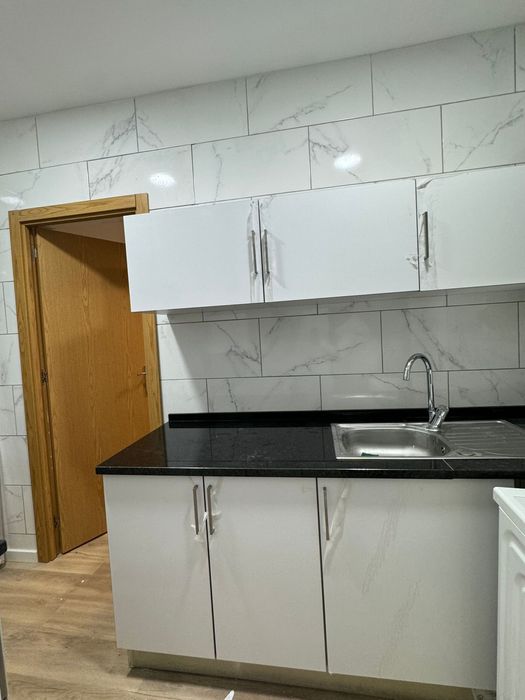 Arrenda se Quarto queluz com varanda despesas incluidas