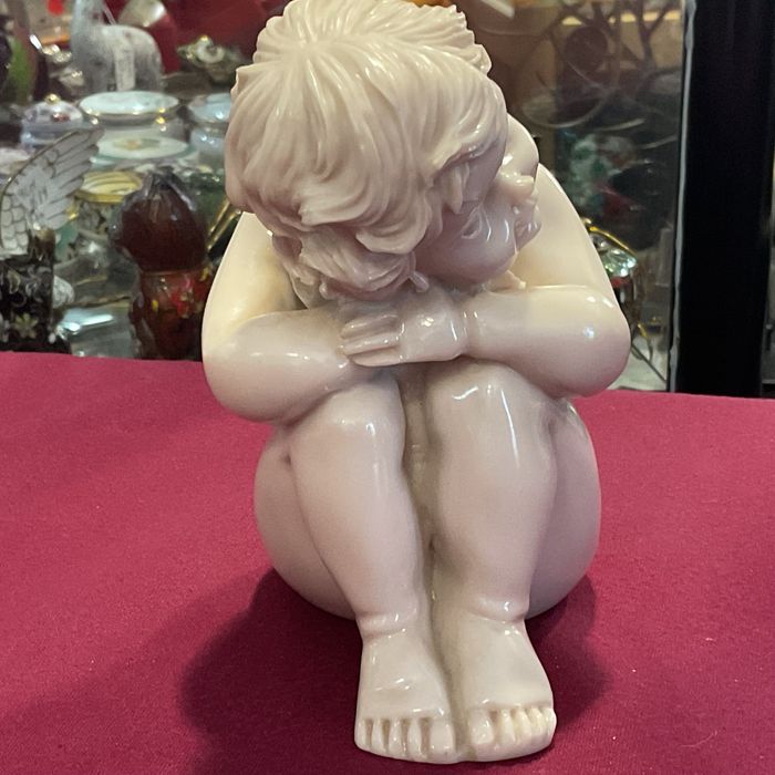 Menino sentado peça linda 12 cm