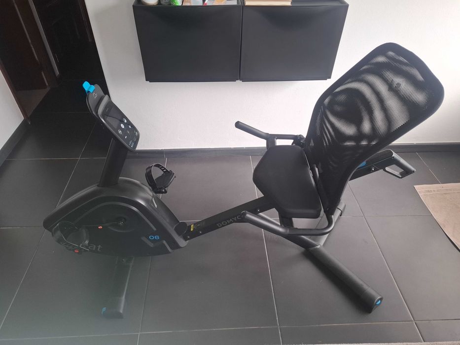 Bicicleta DOMYOS Estática Conectada e Semi Alongada