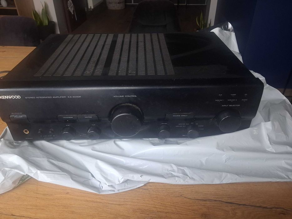 Kenwood KA‑4040R – wzmacniacz stereo, sprawny, lekko zarysowany